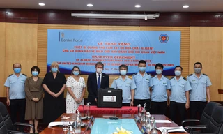 Hải quan Việt Nam tiếp nhận 4 máy quang phổ phát hiện hóa chất do Cơ quan Bảo vệ Biên giới Anh trao tặng