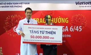 Ông Trần Minh Cảnh - Phó Giám đốc Trẻ em Hải Phòng nhận từ thiện từ anh P.D.H