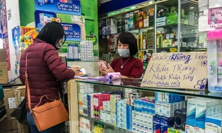 Ngày 3/2, tại chợ thuốc Hapulico Hà Nội, các quầy hàng treo biển "không bán khẩu trang";"không bán nước rửa tay khô"... ngay trong dịch virus corona. Ảnh: Duy Phạm