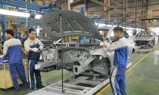 Công nhân TC Motor lắp ráp xe ô tô tại nhà máy ở Ninh Bình. Ảnh: Tuấn Nguyễn