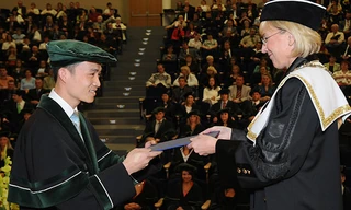 Lê Hoàng Anh Tuấn nhận bằng tốt nghiệp tại trường Đại học tổng hợp VSB, Séc 2008. Ảnh: NVCC cho 1 tạp chí nghề báo 