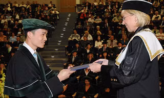 Lê Hoàng Anh Tuấn nhận bằng tốt nghiệp tại trường Đại học tổng hợp VSB, Séc 2008. Ảnh: NVCC cho 1 tạp chí nghề báo 