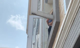 Nghẹt thở giải cứu người mẹ ôm con định nhảy lầu tự tử