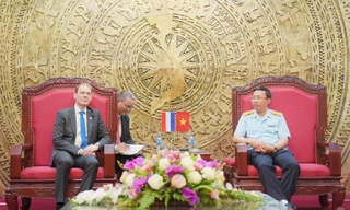 Tổng cục trưởng Tổng cục Hải quan Nguyễn Văn Cẩn (phải) trao đổi cùng ông Menno Snel - Quốc Vụ khanh Tài chính Hà Lan (Thứ trưởng Bộ Tài chính) ngày 10/4