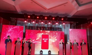 Đại diện Bộ Tài chính, Vietlott và các nhà mạng bấm nút chính thức phân phối xổ số tự chọn của Vietlott qua 3 nhà mạng 