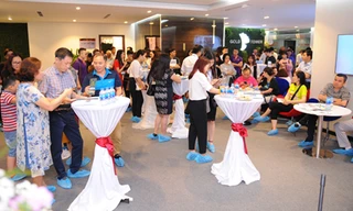 Khách hàng nườm nượp đến xem căn hộ mẫu và đặt cọc tại dự án Gold Tower 275 Nguyễn Trãi