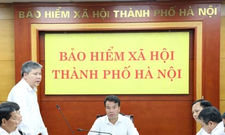 Ông Nguyễn Đức Hòa - Giám đốc BHXH TP. Hà Nội chia sẻ thông tin tại buổi làm việc với Tổng giám đốc BHXH Việt Nam Nguyễn Thế Mạnh. Ảnh: M.Đ