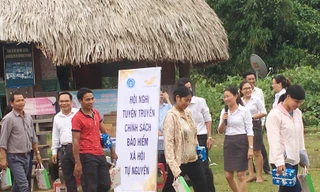 Tuyên truyền viên Trần Thị Mai Phương chân đất, mải mê tư vấn cho bà con đồng bào Cơ Tu. Ảnh: An Phú