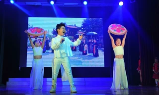 “Thần đồng” Nhật Minh thể hiện xuất sắc ca khúc “Thành phố miền quan họ” của nhạc sĩ Nguyễn Cường. 