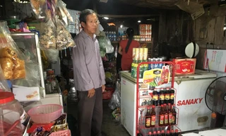 Ông Lê Đức Tường hỗ trợ vợ bán hàng tạp hóa để trang trải cuộc sống hằng ngày