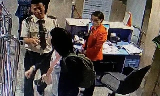 Vết thương trên tay nhân viên hàng không do bị nữ hành khách cắn