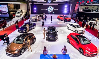 Gian hàng Volkswagen có tổng cộng 7 mẫu xe từ SUV cao cấp đến sedan hạng sang cho doanh nhân cũng như Coupe đầy cá tính