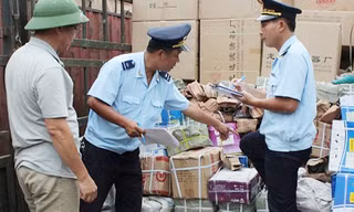 Hải quan kiểm tra thực tế hàng hóa doanh nghiệp xuất nhập khẩu. Ảnh minh họa
