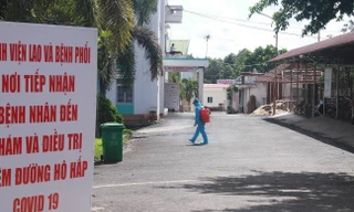 Lực lượng Y tế phun khử khuẩn Bệnh viện lao và bệnh phổi Đắk Lắk