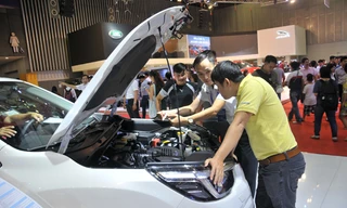 Khách tìm hiểu mua xe tại Triển lãm Ô tô Việt Nam 2018. Ảnh: Tuấn Nguyễn