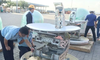 Công chức Hải quan kiểm tra thực tế hàng hóa nhập khẩu. Ảnh minh họa của: Tuấn Nguyễn