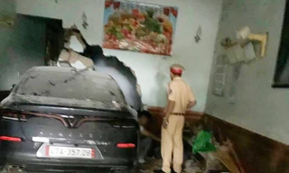 Ô tô lao thẳng vào nhà tông chết người đàn ông đang ngủ