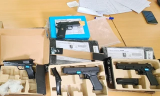 Phát hiện lô hàng hình súng chuyển từ Hồng Kông về Hà Nội 