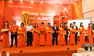 Lãnh đạo Bộ GTVT và một số đơn vị cùng lãnh đạo Aber Việt Nam cắt băng khai trương văn phòng tại Hà Nội ngày 19/10