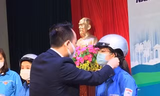 Thêm 20.000 mũ bảo hiểm được Honda Việt Nam trao tặng cho người dân