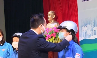 Thêm 20.000 mũ bảo hiểm được Honda Việt Nam trao tặng cho người dân