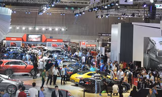 Khách hàng xem xe tại triển lãm ô tô quốc tế Việt Nam 2017. Ảnh: Tuấn Nguyễn