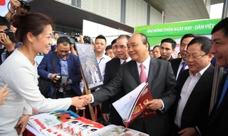 Thủ tướng cùng nhiều lãnh đạo thăm gian hàng Báo Tiền Phong