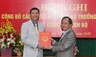 Thứ trưởng Bộ Tài chính Đỗ Hoàng Anh Tuấn trao Quyết định bổ nhiệm cho ông Trần Huy Trường