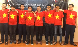 Nguyễn Văn Thành Lợi (thứ 5, từ trái qua) cùng 7 thí sinh tham dự APHO 2018