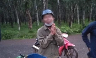 Bị bắt quả tang trộm sầu riêng, người đàn ông chắp tay xin lỗi 