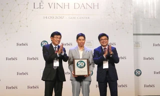 Ông Nguyễn Đức Tài, Chủ tịch HĐQT Thế Giới Di Động (người đứng giữa), nhận chứng nhận từ Forbes.