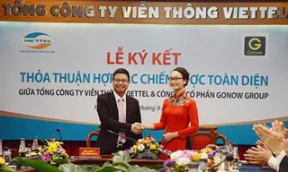 Ông Phùng Văn Cường (trái), đại diện Viettel ký kết hợp tác với bà Trần Huyền Trang, đại diện Công ty cổ phần GONOW 