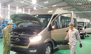 Giá thành ô tô tại Việt Nam cao hơn so với các nước khác do chi phí sản xuất trong nước cao, cùng với đó thuế, phí cũng tương đối lớn đẩy giá ô tô lên