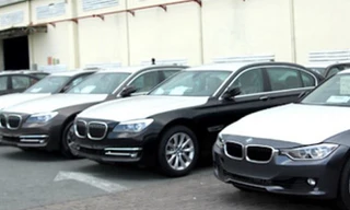 Lô xe BMW đang phơi mưa, phơi nắng ngoài cảng VICT