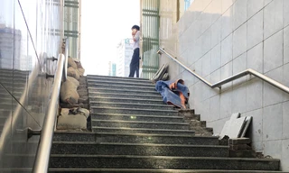 Đá cầu thang hầm đường bộ H4 trên đường Phạm Hùng được thay thế bằng đá granite.