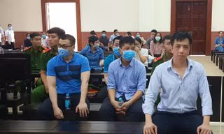 Các bị cáo trong vụ buôn lậu thuốc ung thư giả VN Pharma. Ảnh: Tân Châu