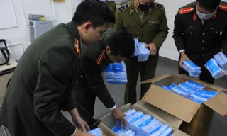 Một vụ mua bán khẩu trang không có hóa đơn chứng từ bị Công an Hà Nội và Quản lý thị trường bắt giữ mới đây