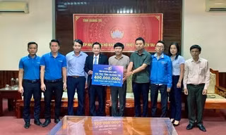 Tập đoàn Bảo Việt trao quà ủng hộ miền Trung