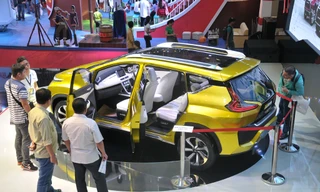 Khách hàng chọn mua xe giá rẻ tại Triển lãm ô tô Việt Nam 2017. Ảnh: Tuấn Nguyễn