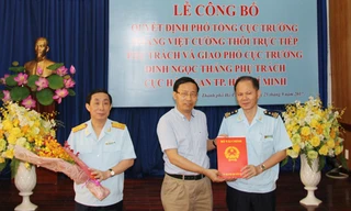 Tổng cục trưởng Nguyễn Văn Cẩn trao 2 quyết định cho ông Hoàng Việt Cường và Đinh Ngọc Thắng 