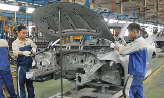 Công nhân Cty TC Motor lắp ráp ô tô. Ảnh: Tuấn Nguyễn