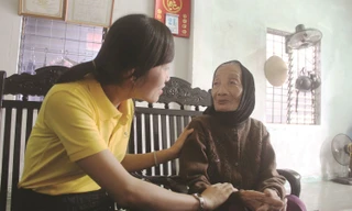 Nhân viên Bưu điện TP. Tam Kỳ (Quảng Nam) chi trả trợ cấp người có công với cách mạng tại nhà