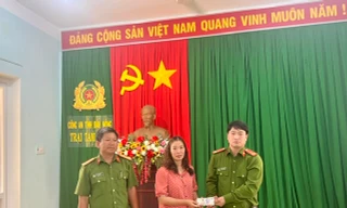 Nhặt được tiền rơi tại toà án, cán bộ công an trả lại cho luật sư