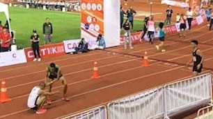 Vận động viên marathon hy sinh phút cuối giúp đối thủ kiệt sức