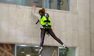 Ba lô thoát hiểm dùng để đu dây xuống từ nhà cao tầng