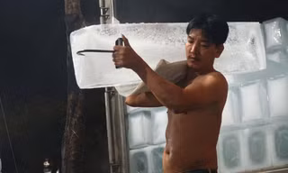 Nghề vác đá lạnh xuyên đêm ở chợ đầu mối lớn nhất Sài Gòn