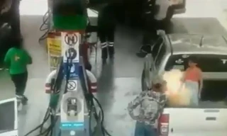 Vòi bơm xăng bất ngờ bắt lửa, nhiều người hoảng loạn tháo chạy