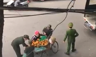 Tổ công tác tịch thu hoa quả của người bán rong