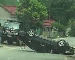 Ôtô mất lái lao xuống rãnh nước rồi lật phơi bụng trên đường