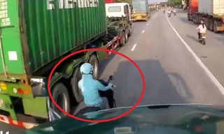 Nữ ‘ninja’ vượt ẩu, tạt đầu xe container trên quốc lộ 5